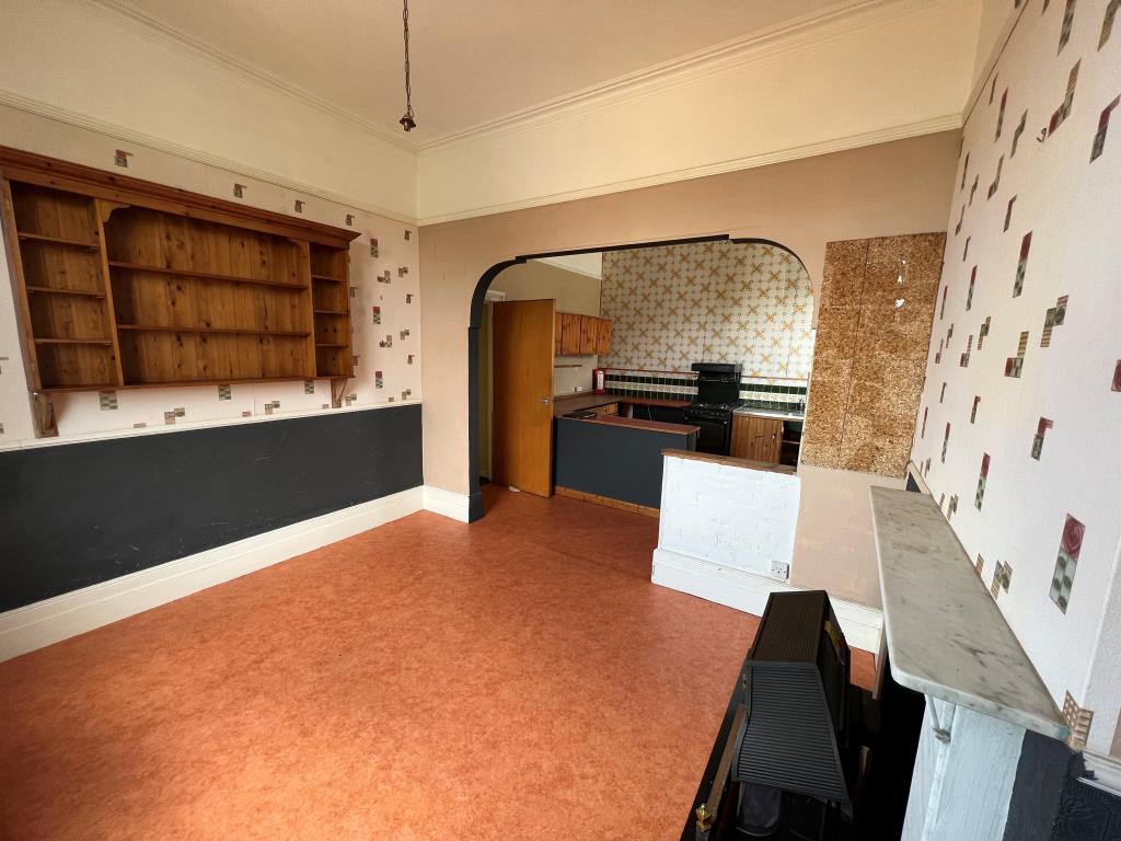 Lot: 142 - TWO STOREY THREE-BEDROOM FLAT FOR IMPROVEMENT WITH STUNNING SEA VIEWS -